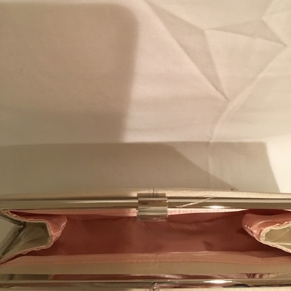 NEW VICTORIA’S SECRET CLUTCH W/SO IN LOVE PURFUME - Picture 2 of 4